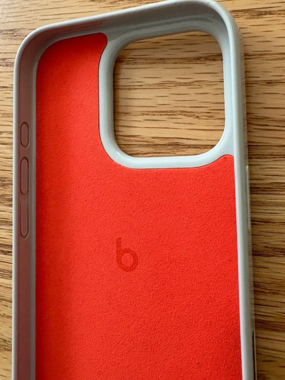 📱 Official Beats iPhone Case with MagSafe (iPhone 16 Pro)